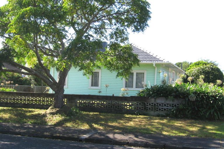Photo of property in 7 London Street, Te Atatu Peninsula, Auckland, 0610