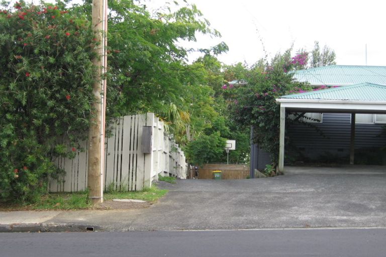 Photo of property in 2/41 Selwyn Crescent, Forrest Hill, Auckland, 0620