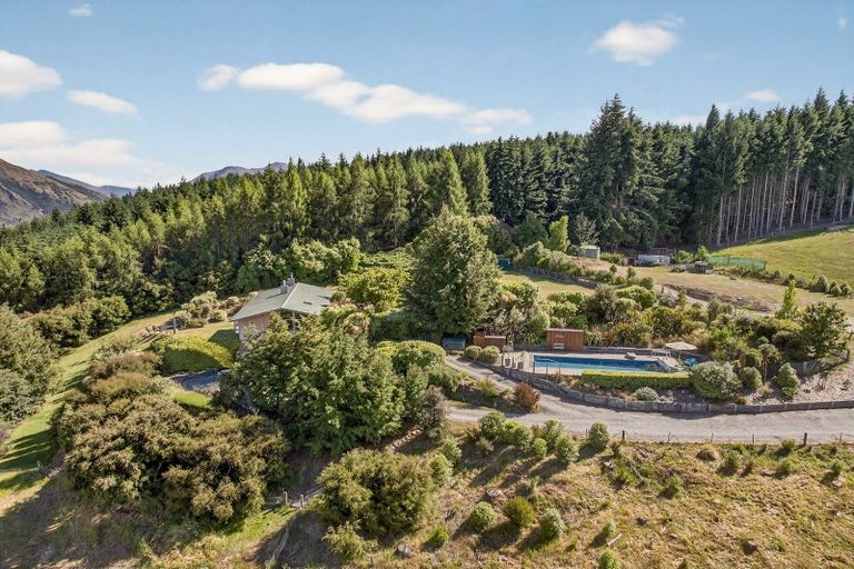 Photo of property in 52 Kirimoko Crescent, Wanaka, 9305
