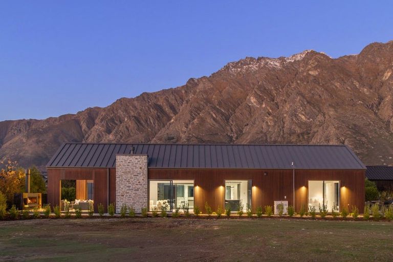 Photo of property in 8 Kerrera Lane, Jacks Point, Queenstown, 9371