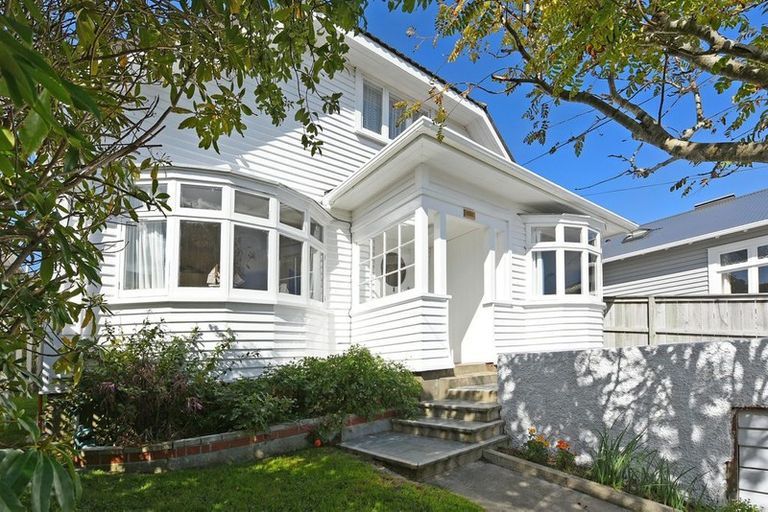 Photo of property in 26 Woburn Road, Northland, Wellington, 6012