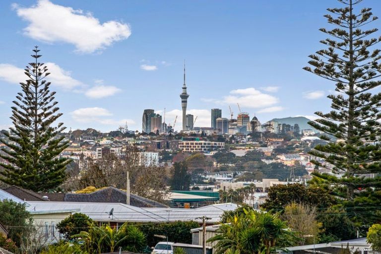 Photo of property in 128 Titirangi Road, New Lynn, Auckland, 0600