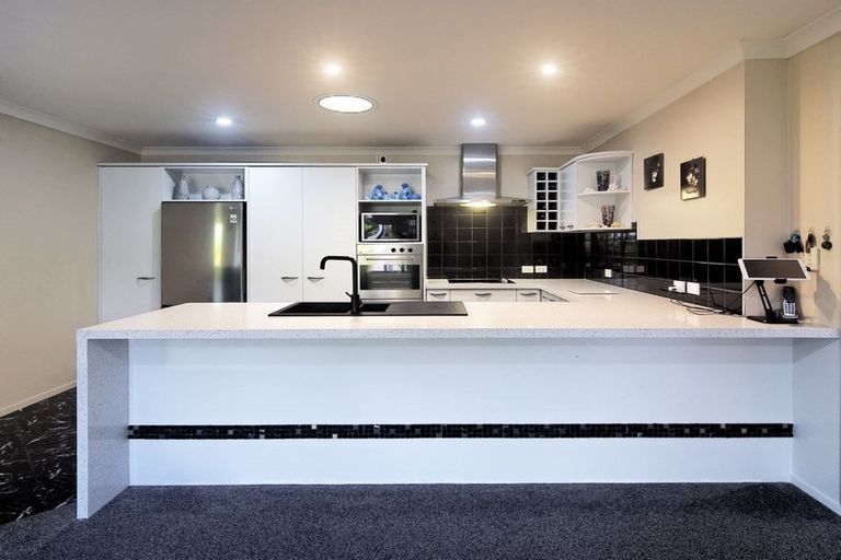 Photo of property in 7 San Vito Place, Henderson, Auckland, 0612