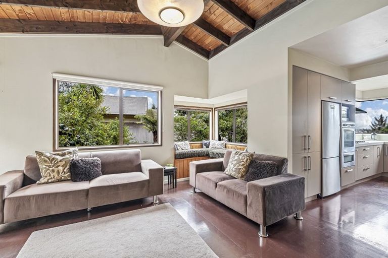 Photo of property in 21 Longfellow Parade, Glen Eden, Auckland, 0604