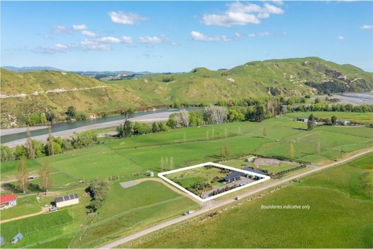 Photo of property in 40 River Road, Otane, Waipawa, 4271