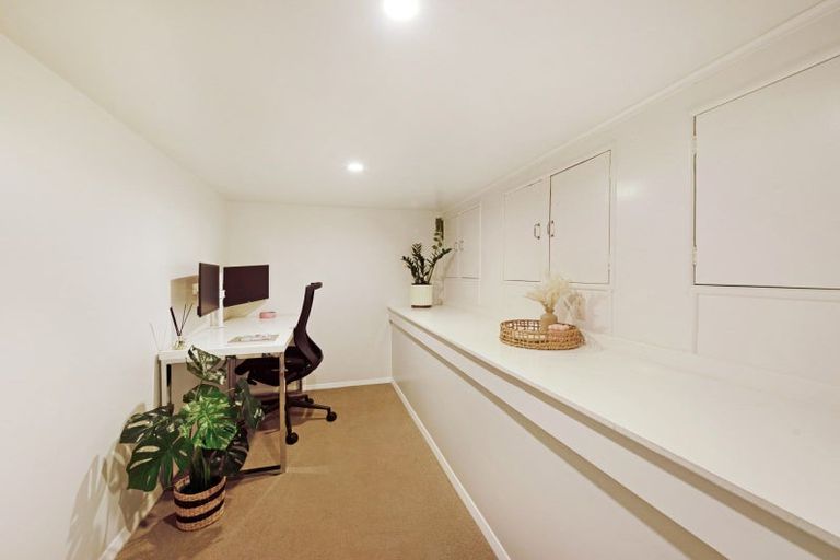 Photo of property in 10 Kereru Bend, Tawa, Wellington, 5028