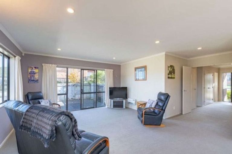 Photo of property in 27 James Nairn Grove, Riverstone Terraces, Upper Hutt, 5018