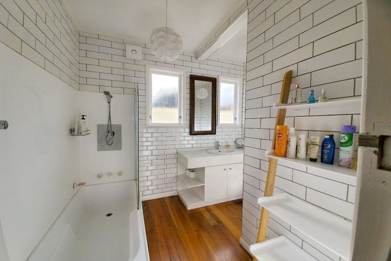 Photo of property in 198 Nevay Road, Karaka Bays, Wellington, 6022