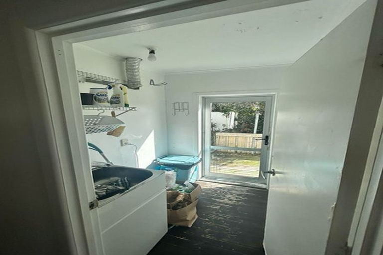 Photo of property in 2/119 Carlisle Road, Northcross, Auckland, 0632