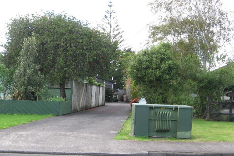 Photo of property in 48 Neil Avenue, Te Atatu Peninsula, Auckland, 0610