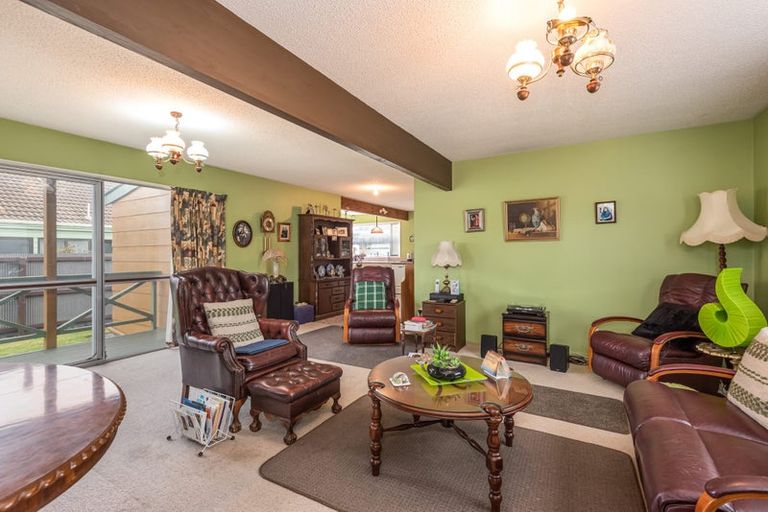 Photo of property in 17 Momorangi Crescent, Redwood, Christchurch, 8051