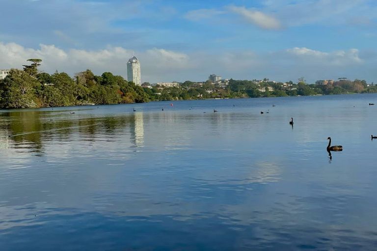 Photo of property in 2/36 Pupuke Road, Takapuna, Auckland, 0622