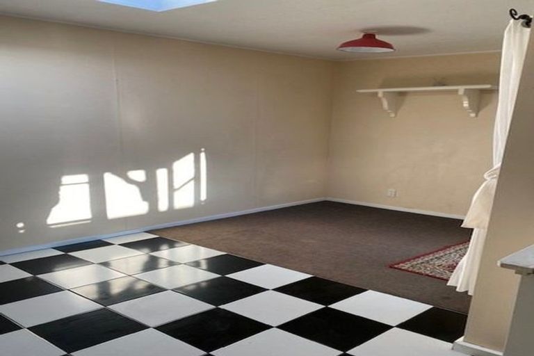 Photo of property in 2 Chaucer Road, Hospital Hill, Napier, 4110