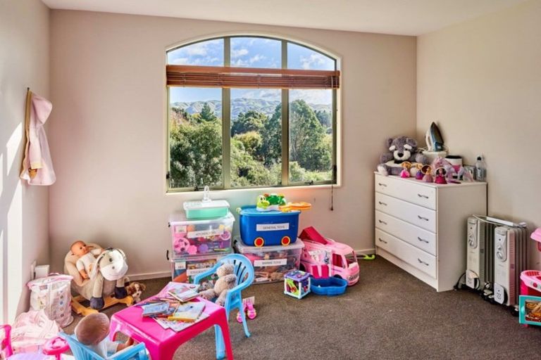 Photo of property in 23 Lanyon Place, Whitby, Porirua, 5024