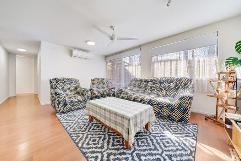 Photo of property in 1b Bamboo Grove, Kelston, Auckland, 0602