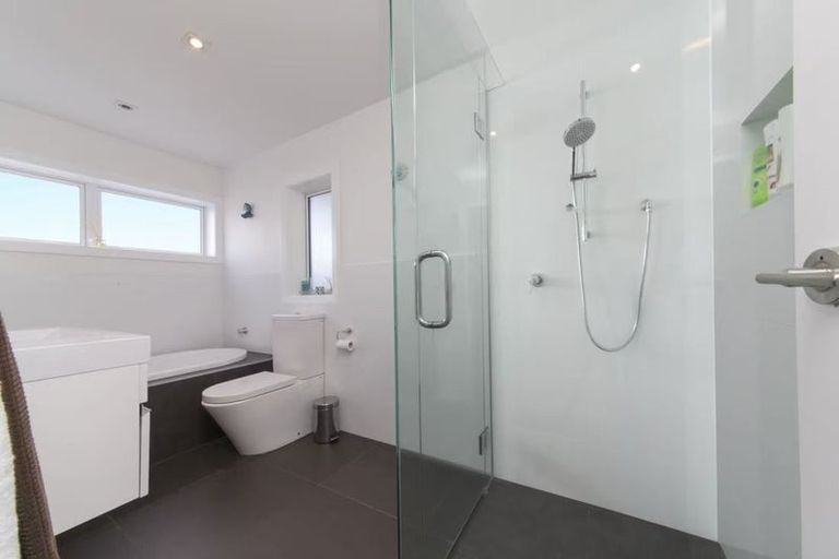 Photo of property in 124 Golf Road, New Lynn, Auckland, 0600