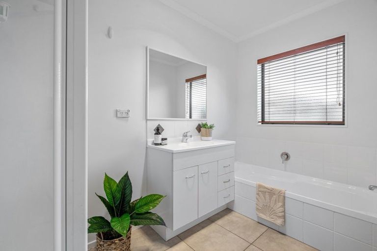 Photo of property in 19 Putaka Place, Papamoa Beach, Papamoa, 3118