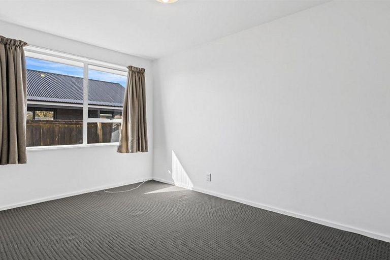 Photo of property in 37 Queenspark Drive, Parklands, Christchurch, 8083