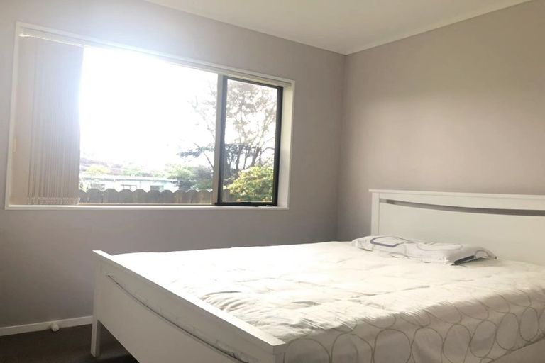 Photo of property in 33 Ginders Drive, Massey, Auckland, 0614