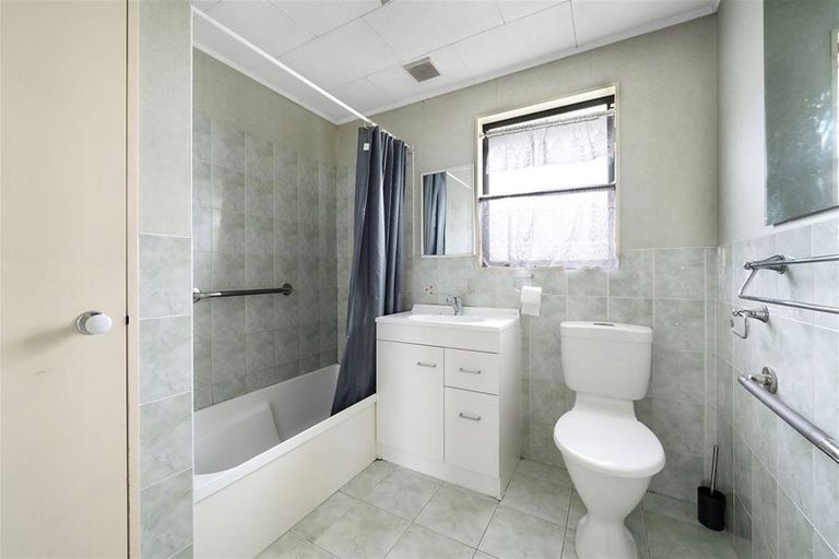 Photo of property in 2 Fruitvale Road, New Lynn, Auckland, 0600