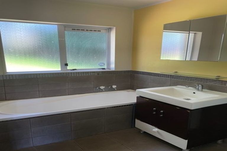 Photo of property in 47 Riverton Drive, Randwick Park, Auckland, 2105