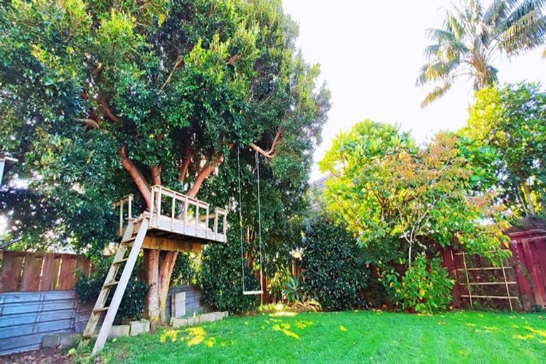 Photo of property in 12 Colwill Road, Massey, Auckland, 0614