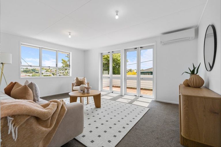 Photo of property in 1 Phillip Parade, Forrest Hill, Auckland, 0620