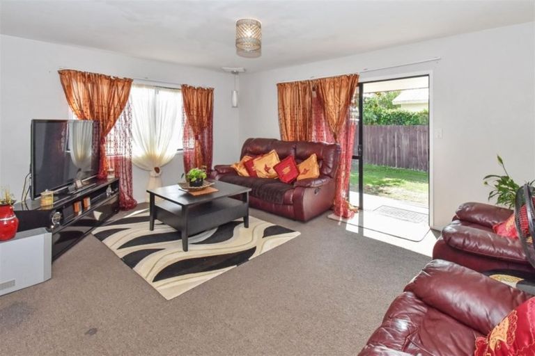 Photo of property in 2/33 Aeronautic Road, Takanini, 2112