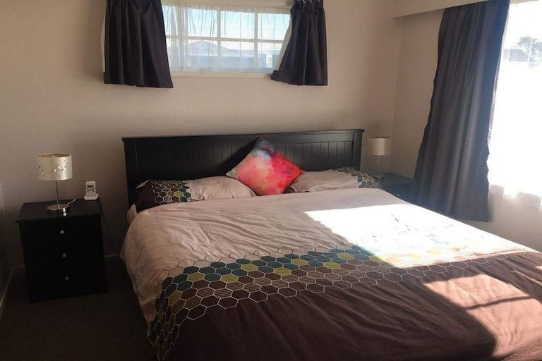 Photo of property in 5 Quigley Street, Newlands, Wellington, 6037