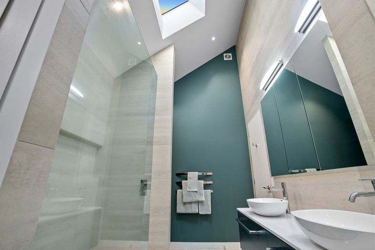 Photo of property in 10 Vaughan Crescent, Murrays Bay, Auckland, 0630