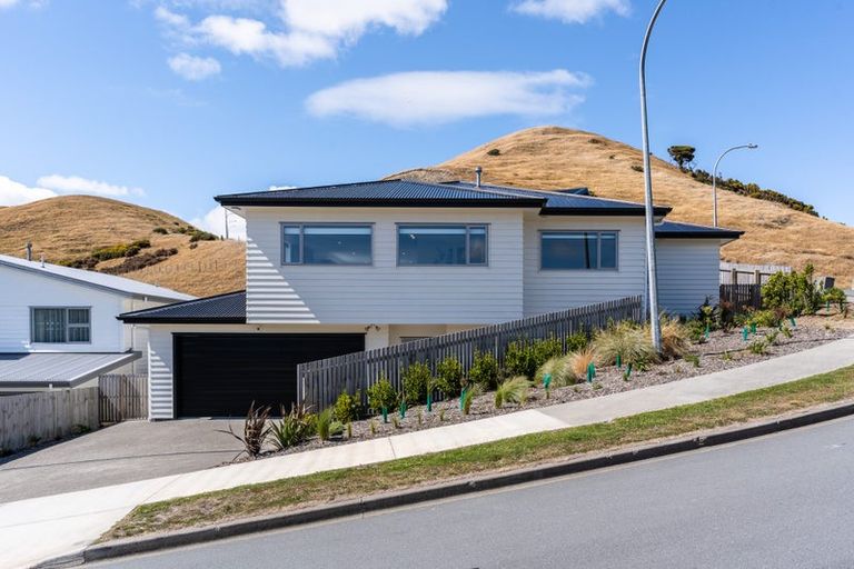 Photo of property in 17 Prestwich Rise, Churton Park, Wellington, 6037