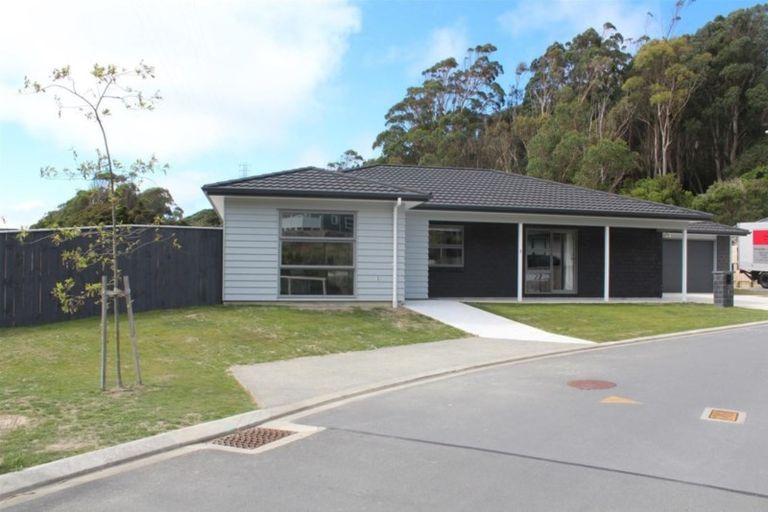 Photo of property in 2 Hull Place, Whitby, Porirua, 5024