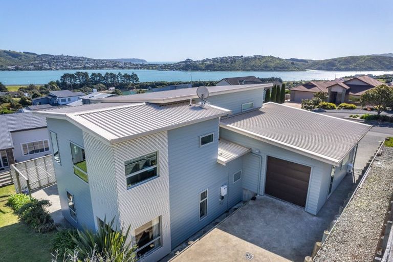 Photo of property in 10 Hollyford Place, Aotea, Porirua, 5024