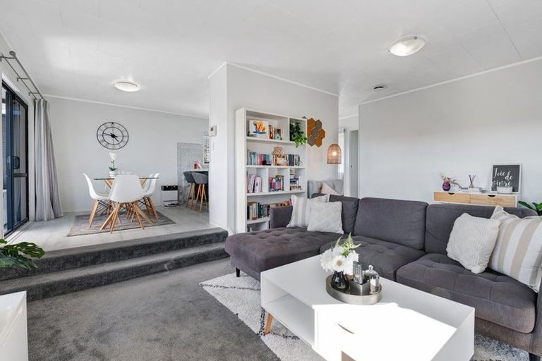 Photo of property in 2/8 Sevilla Place, Unsworth Heights, Auckland, 0632