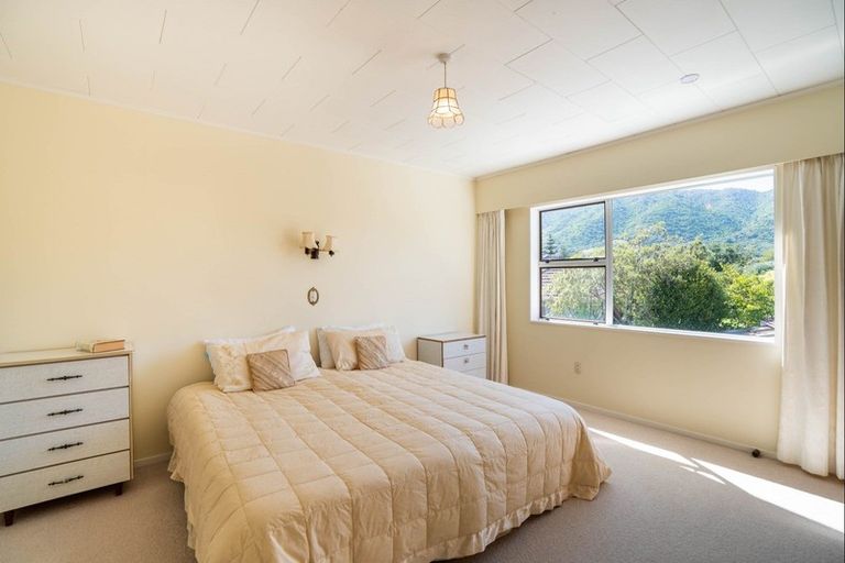 Photo of property in 10 Rewarewa Crescent, Waikanae, 5036