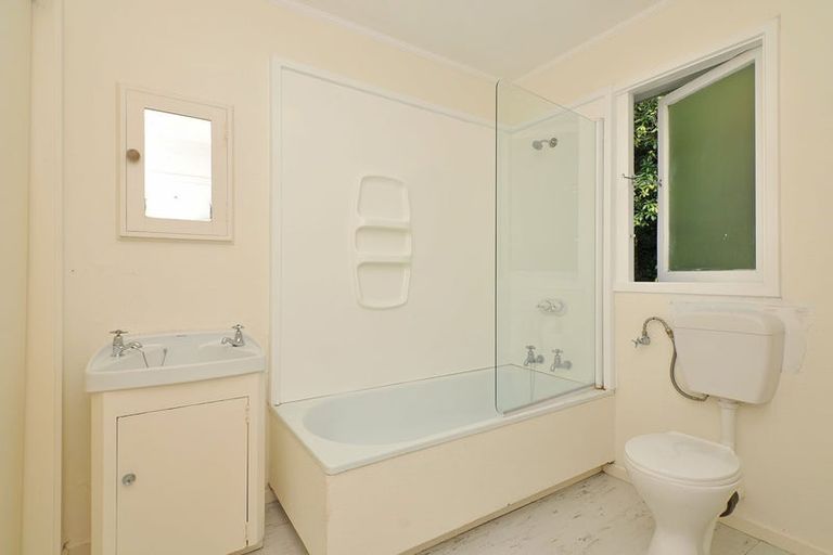 Photo of property in 76b Collier Avenue, Karori, Wellington, 6012