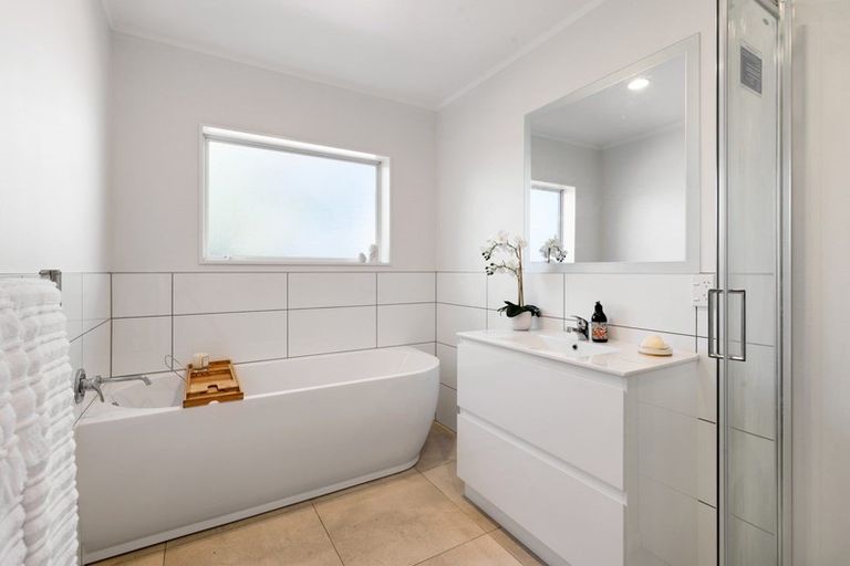 Photo of property in 198 Lakeside Drive, Orewa, 0931