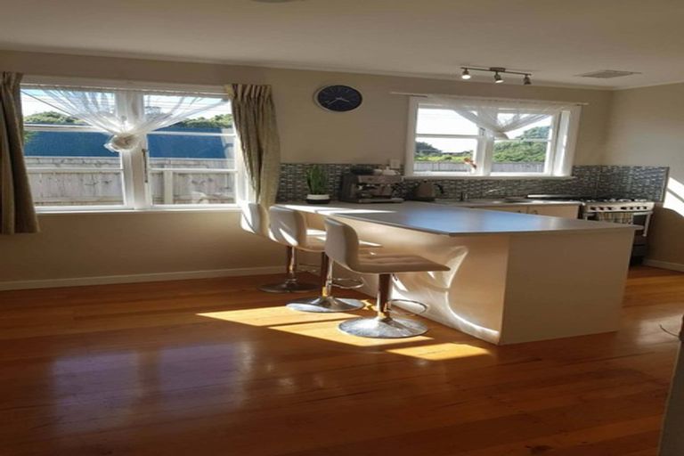 Photo of property in 15 Lyndfield Lane, Newlands, Wellington, 6037