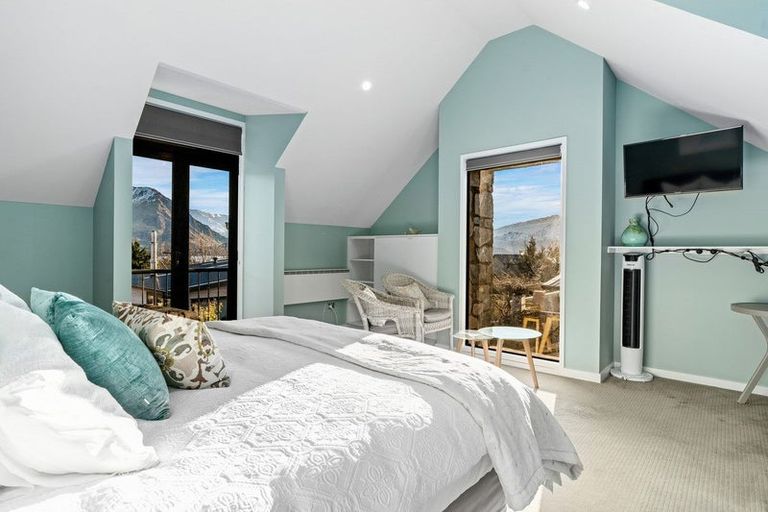 Photo of property in 8b Minaret Ridge, Wanaka, 9305