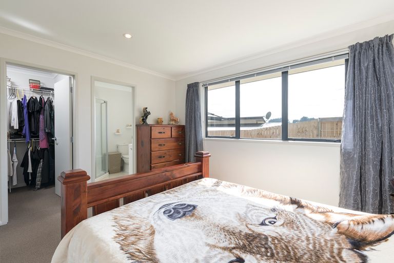 Photo of property in 13 Mcgowan Rise, Tuakau, 2121