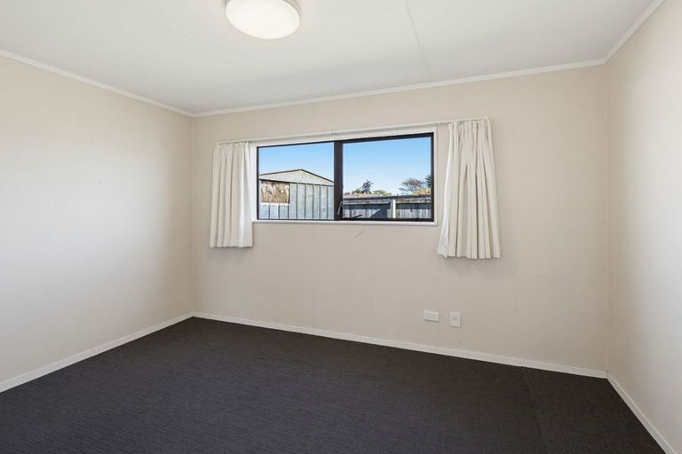 Photo of property in 26 Cumberland Place, Kelvin Grove, Palmerston North, 4414