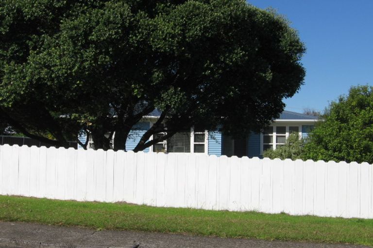 Photo of property in 4 Mayburn Road, Te Atatu Peninsula, Auckland, 0610