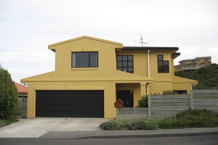 Photo of property in 10 Forbes Lane, Newlands, Wellington, 6037
