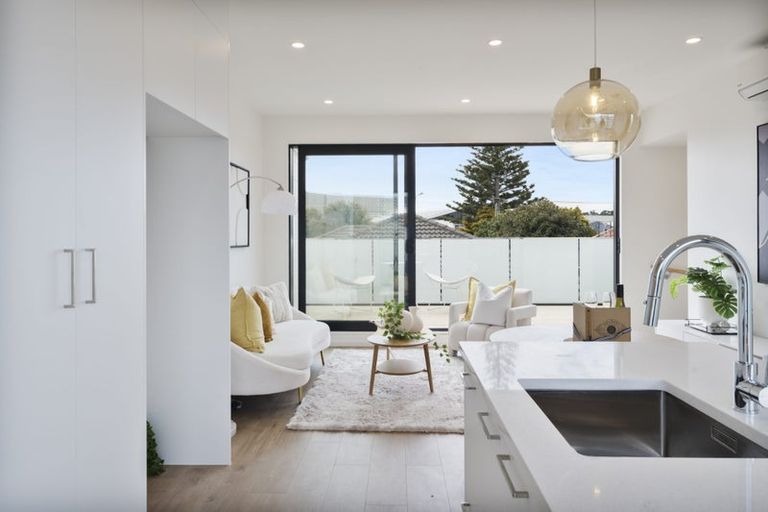 Photo of property in 8/6 Shakespeare Road, Milford, Auckland, 0620