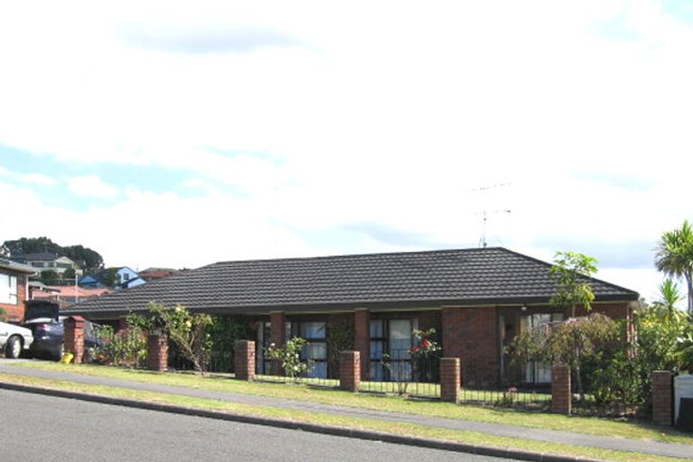 Photo of property in 2/16 Matisse Drive, West Harbour, Auckland, 0618