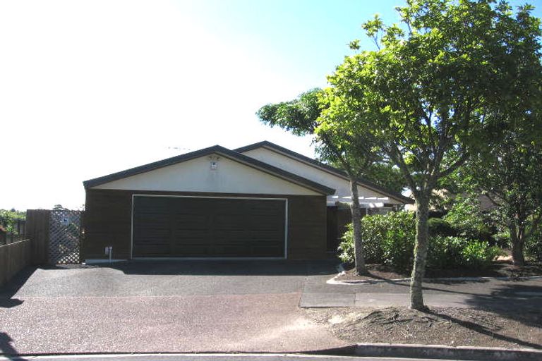Photo of property in 23 St Lucia Place, Unsworth Heights, Auckland, 0632