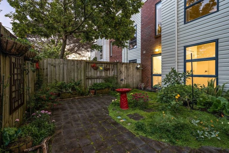 Photo of property in 40 Verdale Circle, Glen Eden, Auckland, 0602