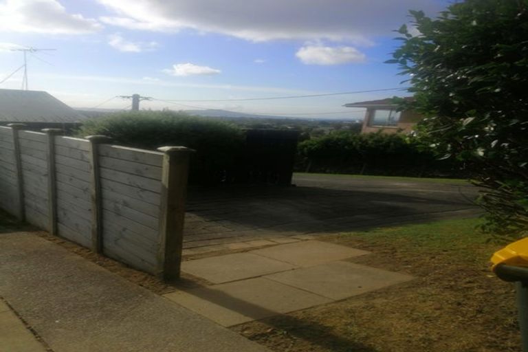 Photo of property in 613 Glenfield Road, Totara Vale, Auckland, 0629