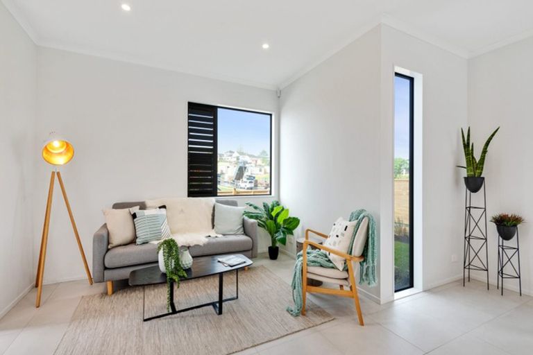 Photo of property in 12 Owen Chapman Drive, Red Beach, 0932