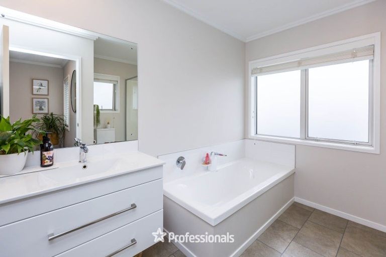 Photo of property in 2 Chalfont Road, Silverstream, Upper Hutt, 5019